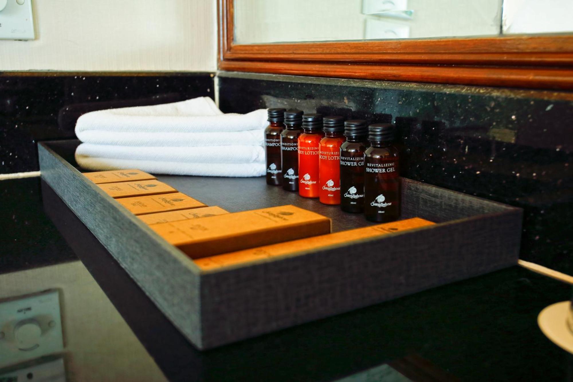 The Pacific Sutera Hotel Kota Kinabalu Kültér fotó A bathroom tray