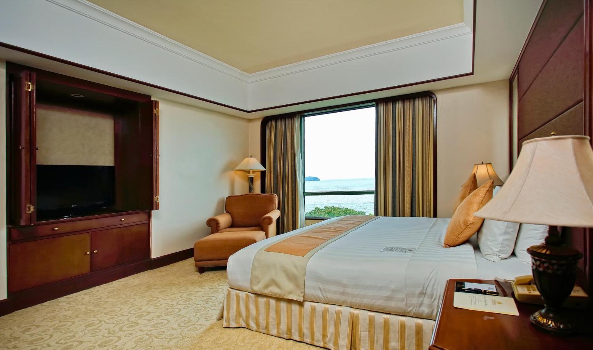 The Pacific Sutera Hotel Kota Kinabalu Kültér fotó A bedroom at the Shangri-La Hotel, Kuala Lumpur